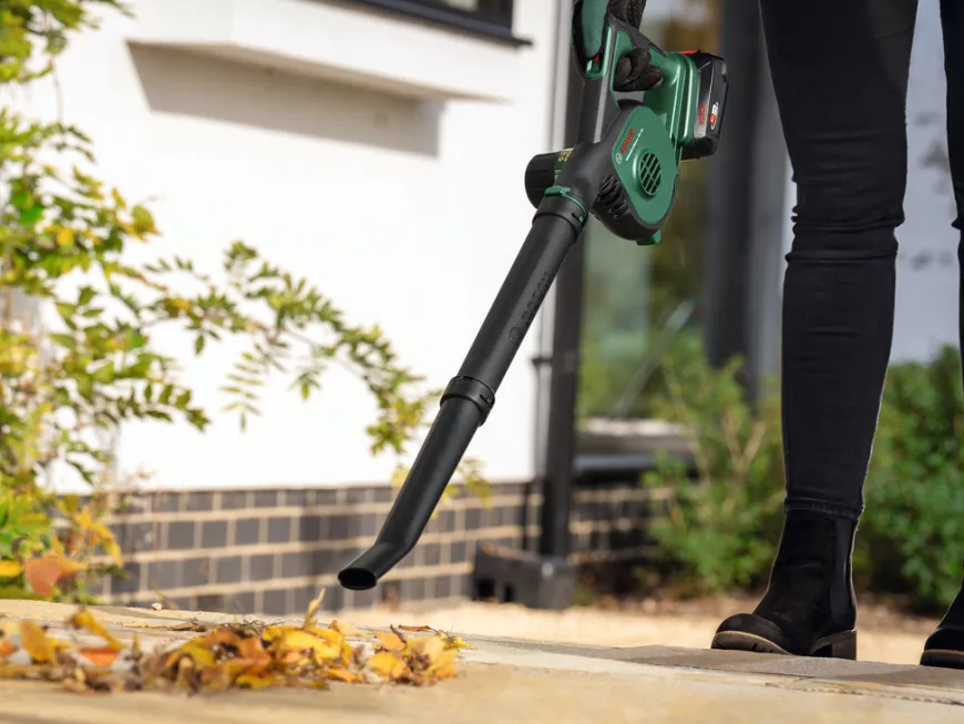Bosch UniversalLeafBlower 18V-130 løvblåser 2,5 Ah