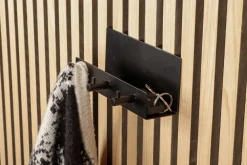 Hylle m/knagger til akustikkpanel svart