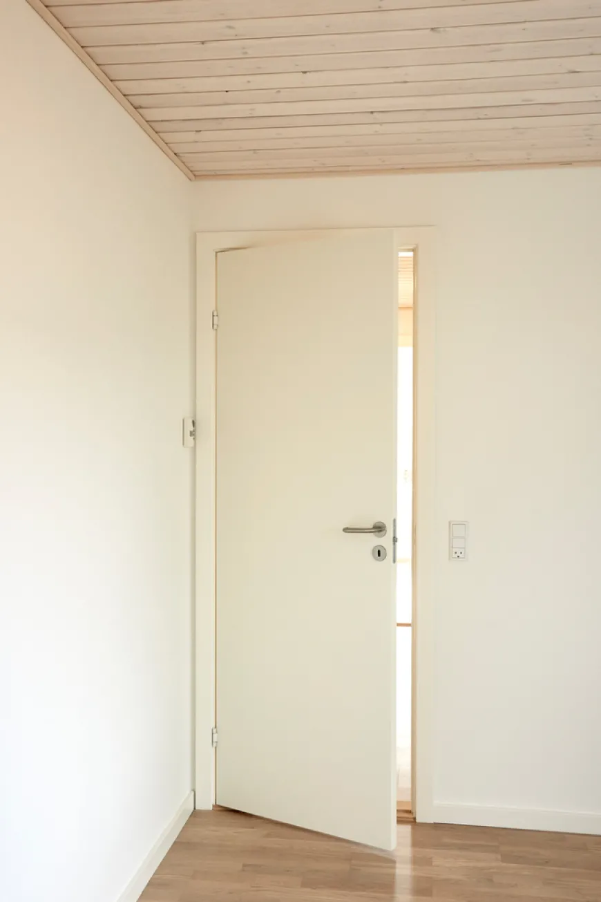 Stabil hvitmalt dør - 72,5 x 204 cm